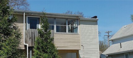 956 Grant Ave, Unit 3 in Cuyahoga Falls, OH - Building Photo - Building Photo