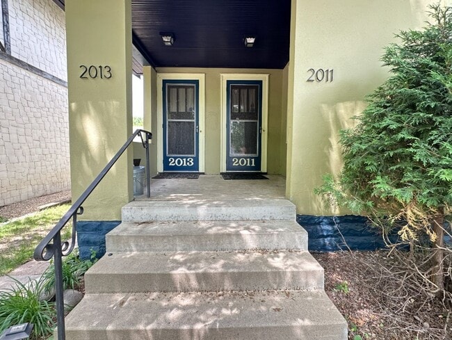2011 Ashland Ave in St. Paul, MN - Building Photo - Building Photo
