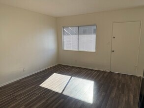 1070 Gardenia Ave in Long Beach, CA - Foto de edificio - Building Photo