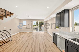 227 N Burlington Ave in Los Angeles, CA - Foto de edificio - Building Photo