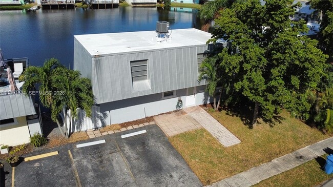 1361 NE 40th Pl in Oakland Park, FL - Building Photo - Building Photo