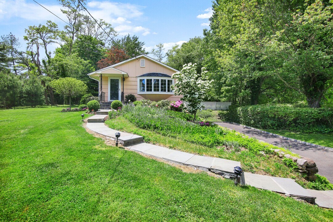 395 Taconic Rd in Greenwich, CT - Building Photo