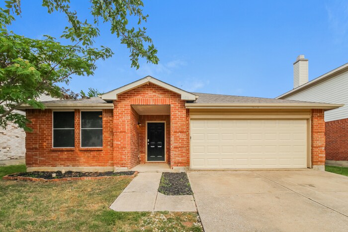 16516 Woodside Dr in Justin, TX - Foto de edificio