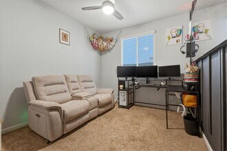 1161 Greenbrier Dr in Hanford, CA - Building Photo - Building Photo