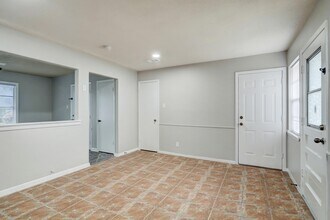 2100 Ontario Ave in Baytown, TX - Foto de edificio - Building Photo