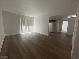 5060 Indian River Dr in Las Vegas, NV - Building Photo