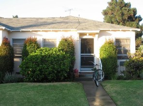 1333 Oak St in Santa Monica, CA - Foto de edificio - Building Photo