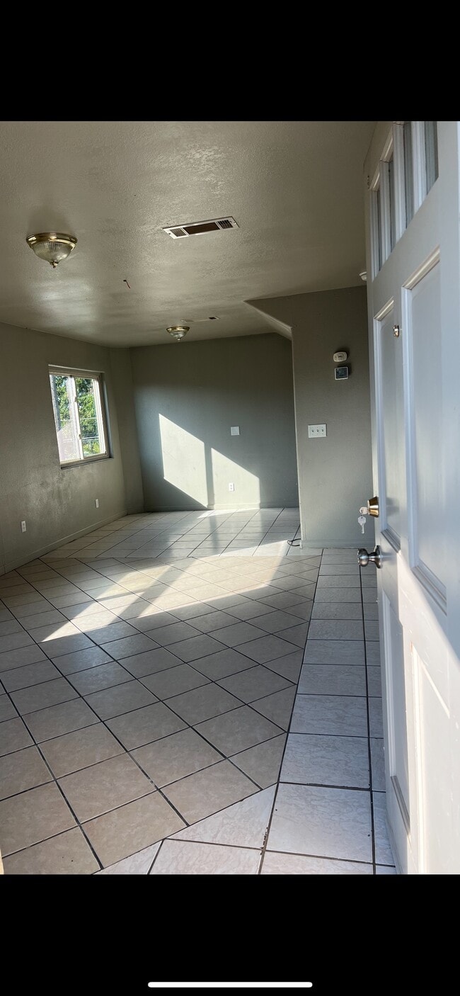 329 W Wilson St, Unit #102 in Madera, CA - Building Photo - Building Photo