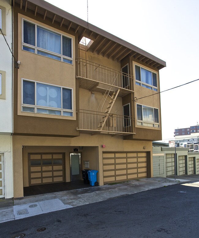 635 Burnett Ave in San Francisco, CA - Foto de edificio - Building Photo
