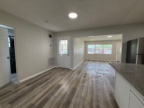 6003 W Harwood Ave in Orlando, FL - Foto de edificio - Building Photo