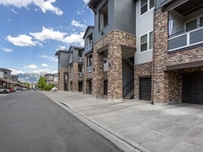 San Tropez Apartments & Townhomes in South Jordan, UT - Foto de edificio - Building Photo