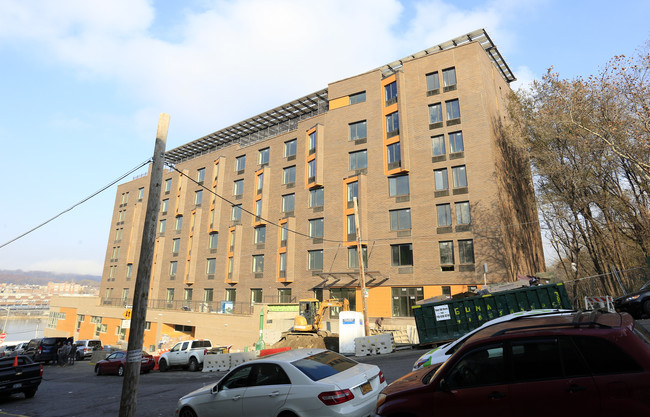 233 Landing Rd in Bronx, NY - Foto de edificio - Building Photo