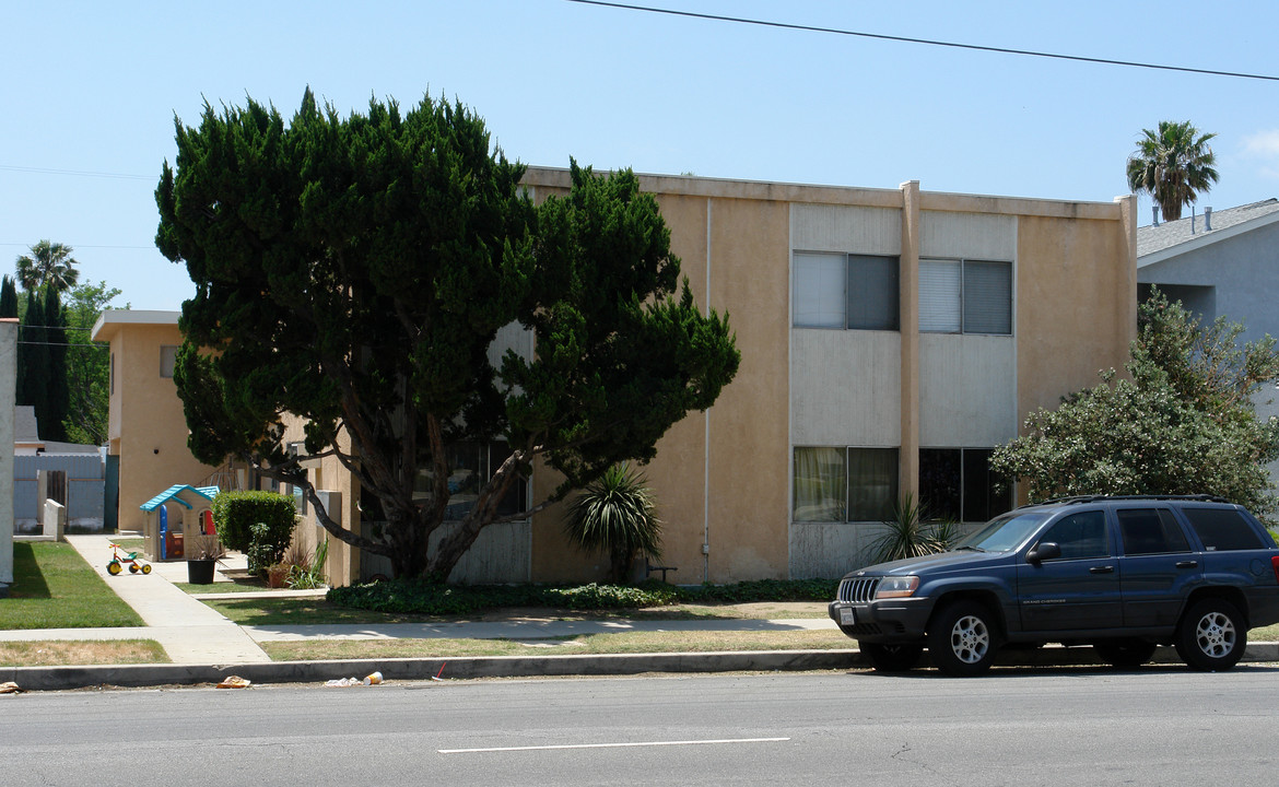 16738 Saticoy St in Van Nuys, CA - Building Photo