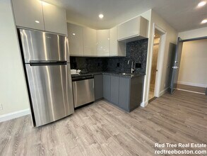 1028a Commonwealth Ave, Unit 301 in Boston, MA - Foto de edificio - Building Photo