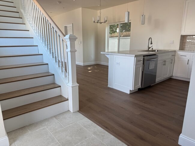 8747 Ranchito Ave in Los Angeles, CA - Building Photo - Building Photo
