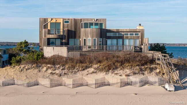 40 Dune Rd in Hampton Bays, NY - Building Photo - Building Photo