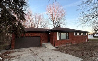 8523 Columbia Rd in Olmsted Falls, OH - Building Photo