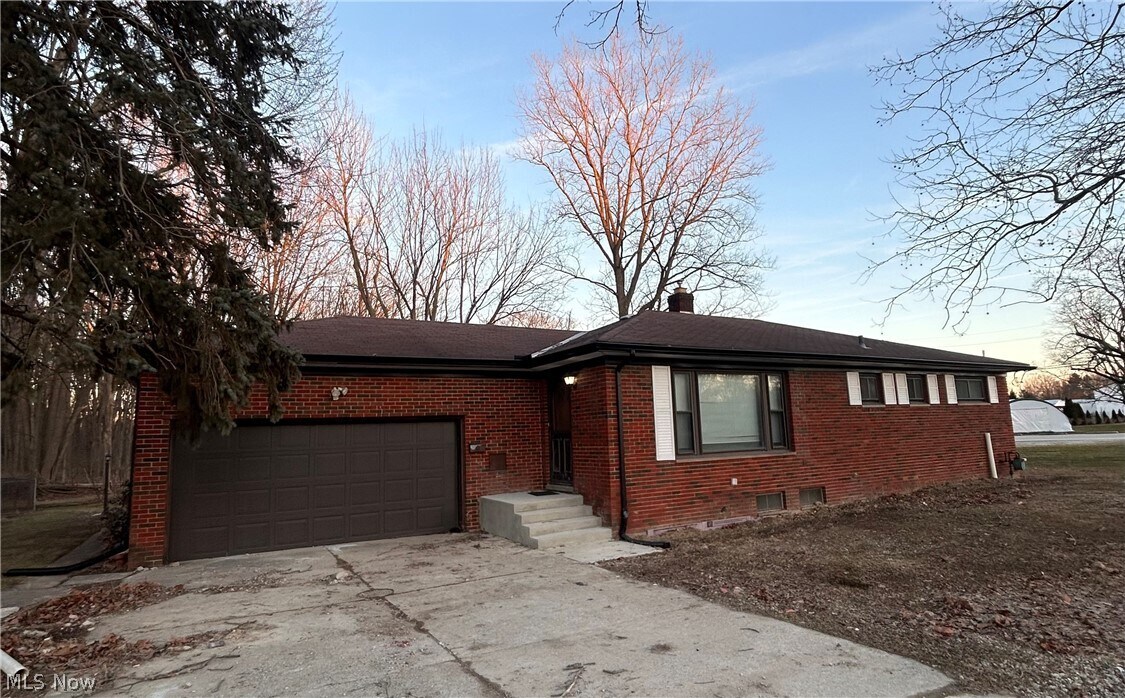 8523 Columbia Rd in Olmsted Falls, OH - Building Photo