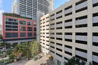 121 NE 5th St, Unit SI FL6-ID1490046P in Miami, FL - Building Photo - Building Photo