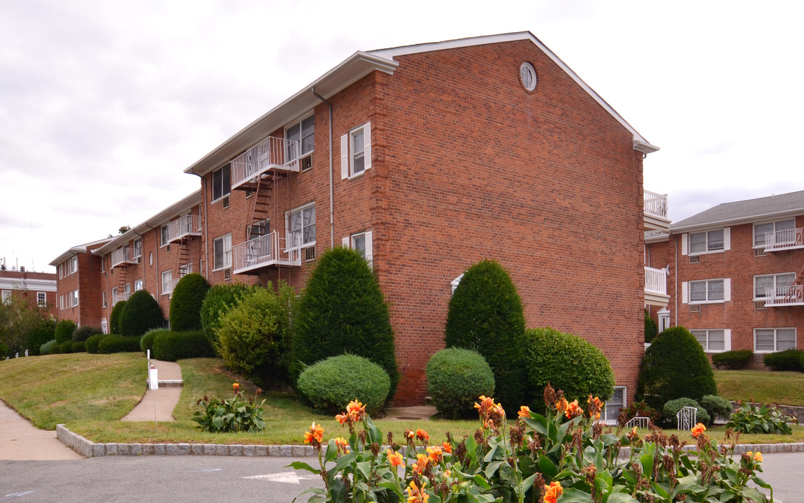 River Edge Apartments in Hastings On Hudson, NY - Foto de edificio