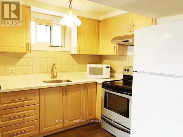 95 Shawnee Cir in Toronto, ON - Building Photo - Building Photo