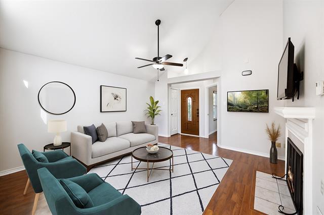 18111 Whispering Gables Ln in Dallas, TX - Building Photo - Building Photo