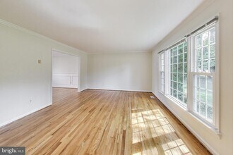 10323 Snowpine Way in Potomac, MD - Foto de edificio - Building Photo
