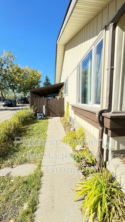 90 Midridge Gardens SE in Calgary, AB - Building Photo