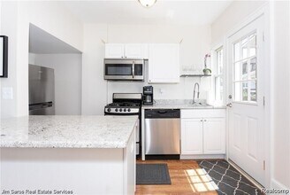 1080 Wayburn St in Grosse Pointe, MI - Building Photo - Building Photo