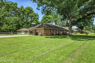 301 Estainville Ave in Lafayette, LA - Building Photo - Building Photo
