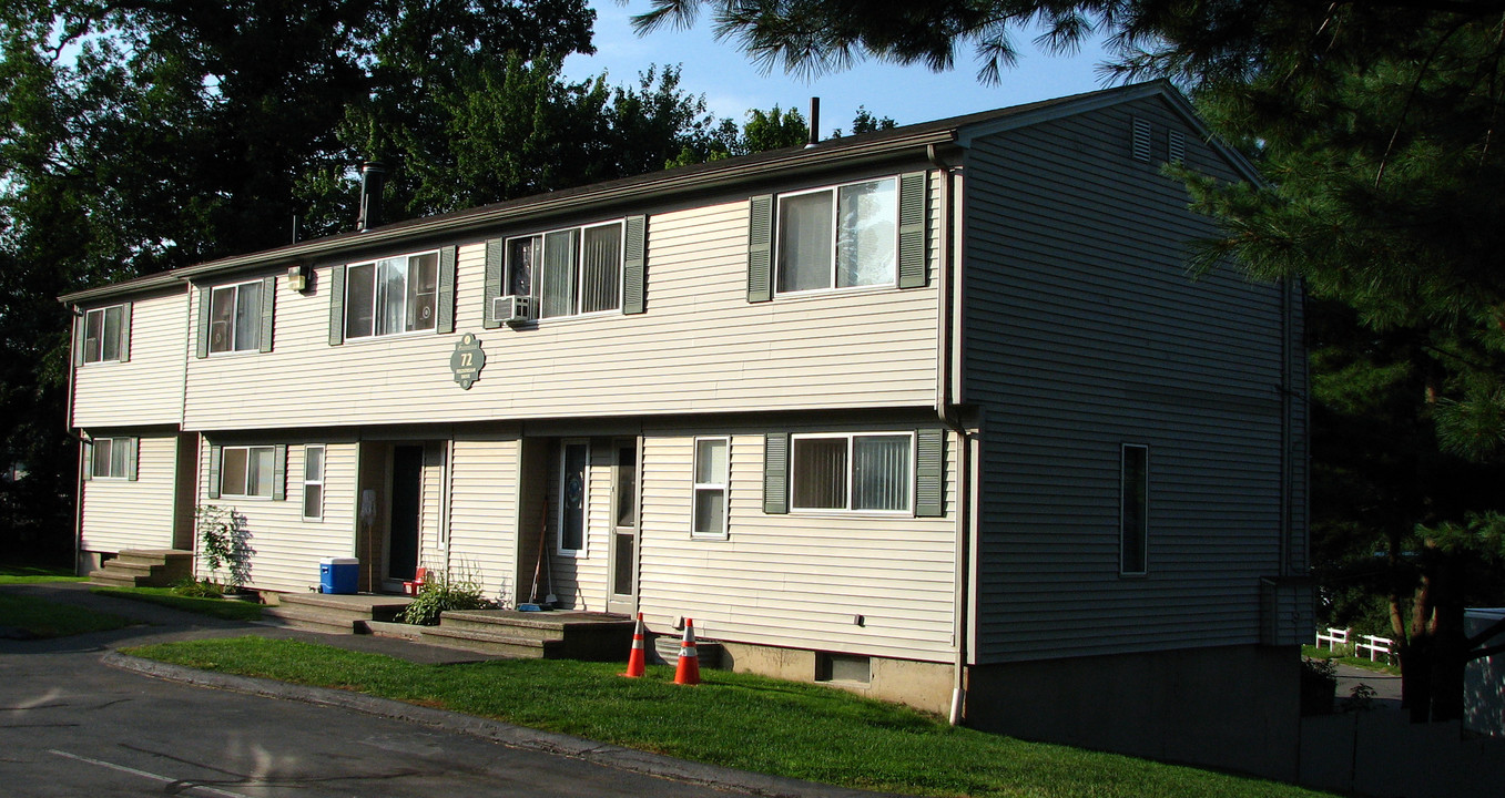 72 Fieldstream Dr in Waterbury, CT - Foto de edificio