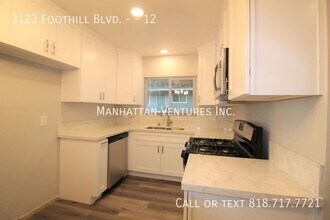 3123 Foothill Blvd, Unit 12 in Montrose, CA - Foto de edificio - Building Photo