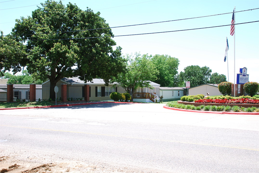 304 W Shady Grove Rd in Grand Prairie, TX - Building Photo