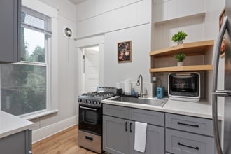 9426 N Edison St, Unit 1 in Portland, OR - Building Photo - Building Photo