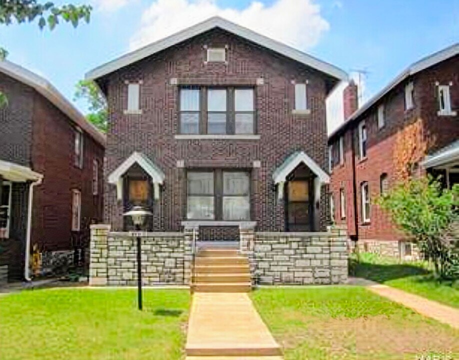 4942 Tholozan Ave in St. Louis, MO - Building Photo