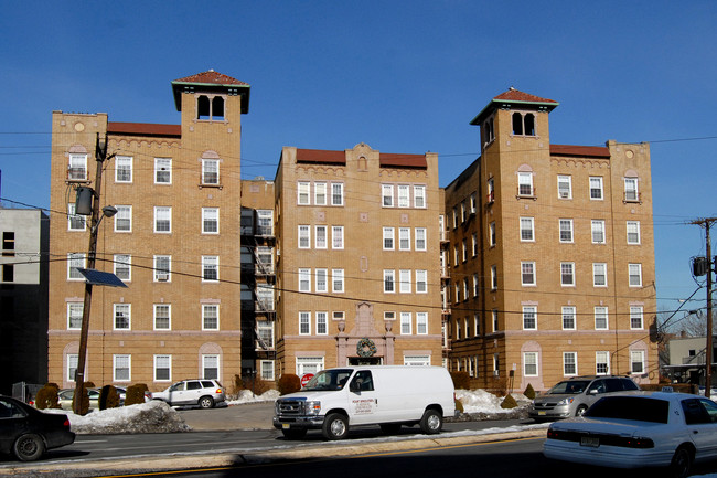 Ponce De Leon in North Bergen, NJ - Foto de edificio - Building Photo