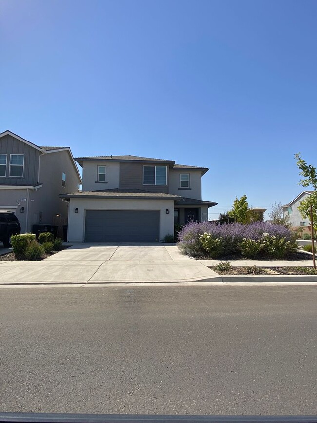 1045 W Sedona Ave in Visalia, CA - Building Photo - Building Photo