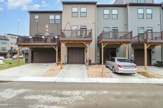 2042 Track Cir in Fredericksburg, VA - Foto de edificio - Building Photo