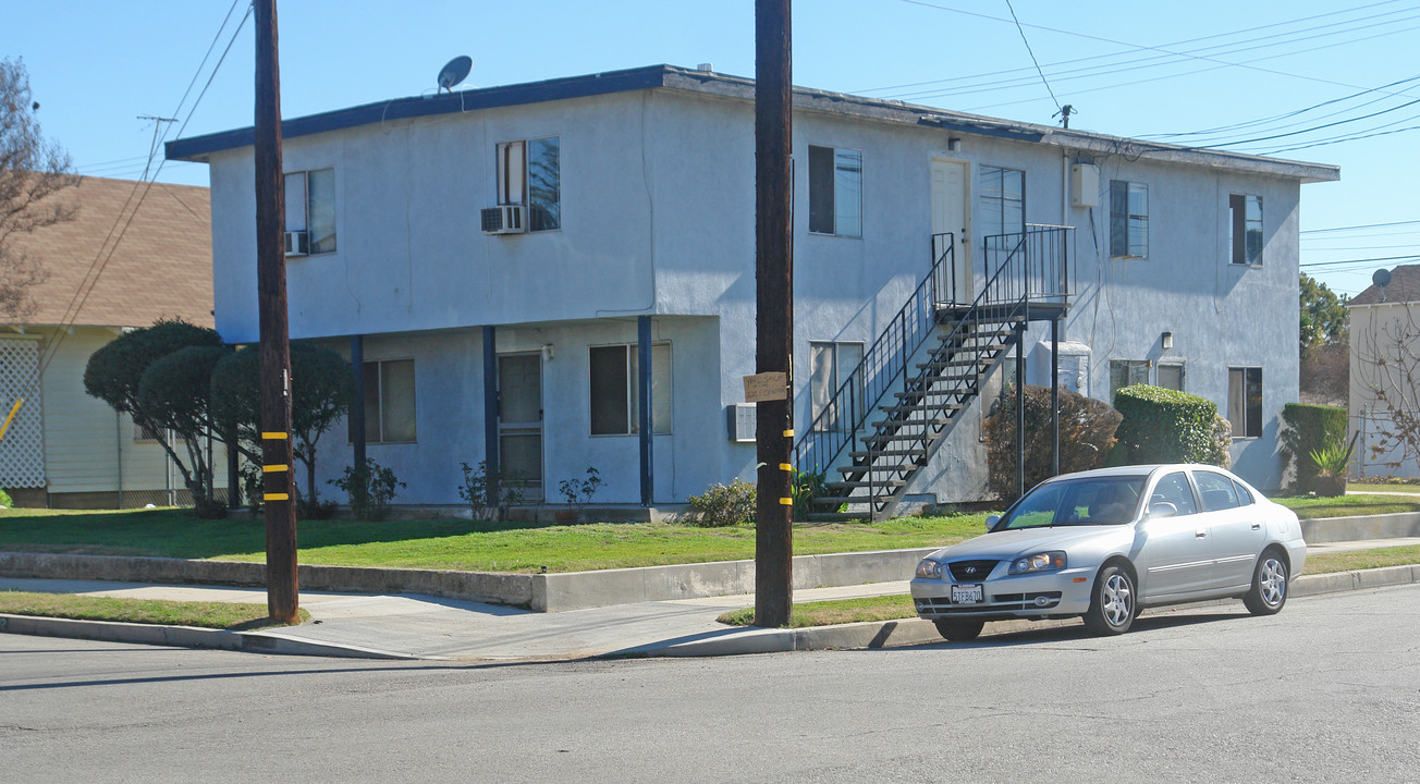 302 E Italia St in Covina, CA - Foto de edificio