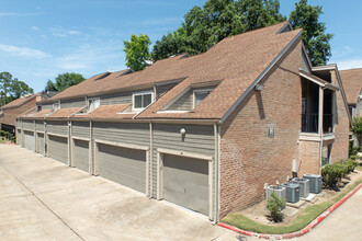 Sands Point Condominiums in Houston, TX - Building Photo - Building Photo