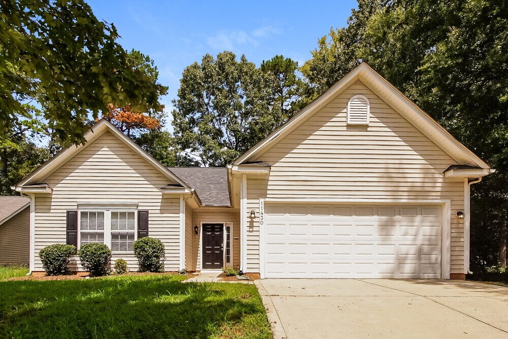 11430 Northwoods Forest Dr in Charlotte, NC - Building Photo