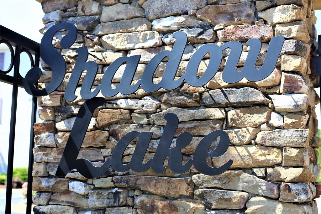 Shadow Lake Apartments in Flowood, MS