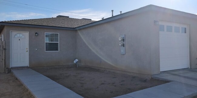 8864 N Loop Blvd, Unit A in California City, CA - Building Photo - Building Photo