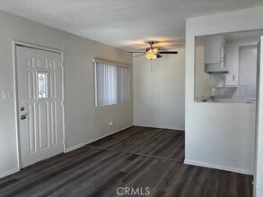 12437 Harris Ave, Unit 3 in Lynwood, CA - Foto de edificio - Building Photo