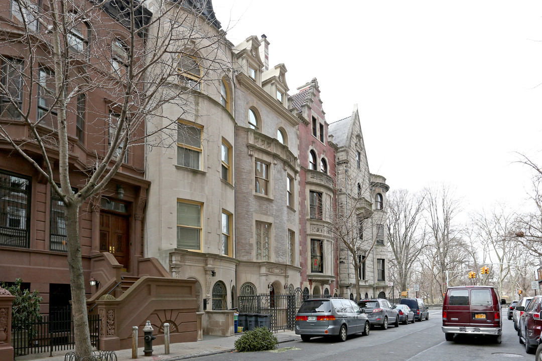 Elevator Apt. in New York, NY - Building Photo