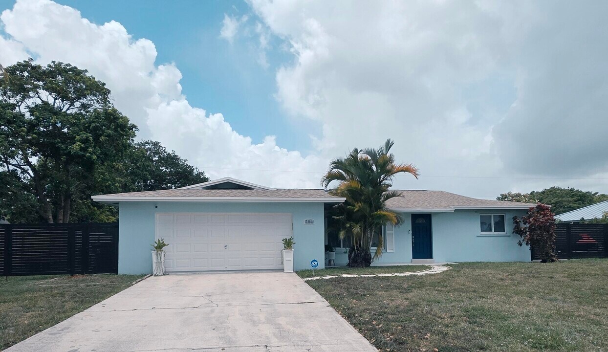 194 Akron Rd in Greenacres, FL - Building Photo