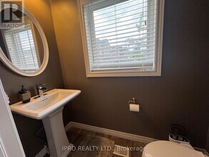 252 Westbank Trail in Hamilton, ON - Building Photo - Building Photo