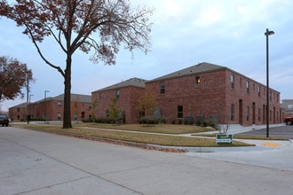 Pin Oak Townhomes UC- Refer To 9592623 in Tulsa, OK - Foto de edificio - Building Photo