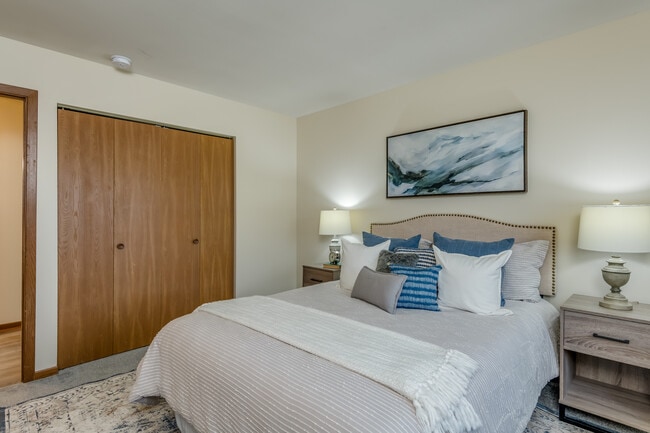 Harbor Ridge Apartments in Port Washington, WI - Building Photo - Interior Photo