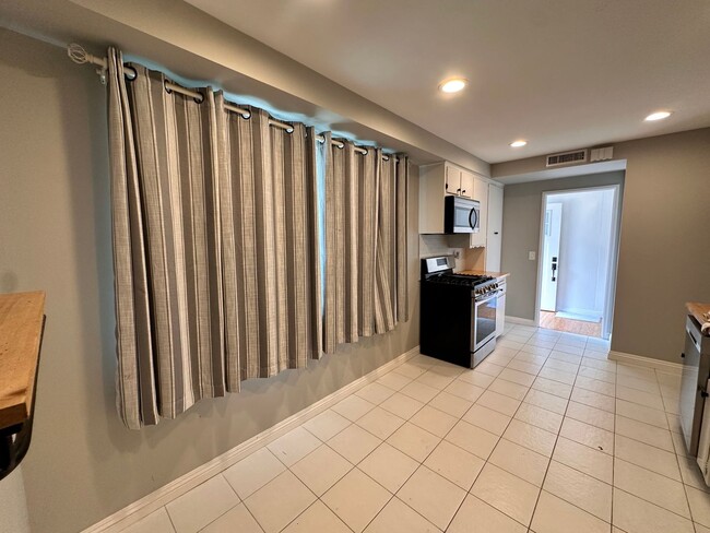 1211 S Oakhaven Dr in Anaheim, CA - Building Photo - Building Photo